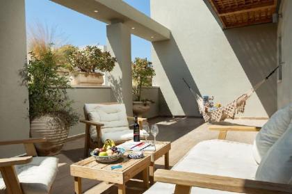 Sophisticated 3BR Penthouse in Jaffa's market - image 18