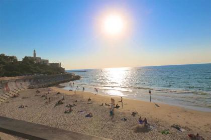 Sophisticated 3BR Penthouse in Jaffa's market - image 2