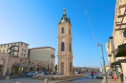 Sophisticated 3BR Penthouse in Jaffa's market - image 4