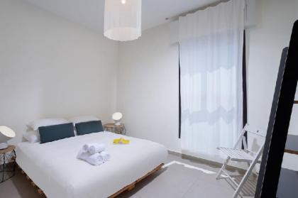 Sophisticated 3BR Penthouse in Jaffa's market - image 8