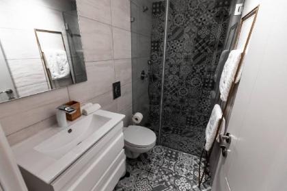 Cozy Apartment - Carmel Market by House of Palm - image 15