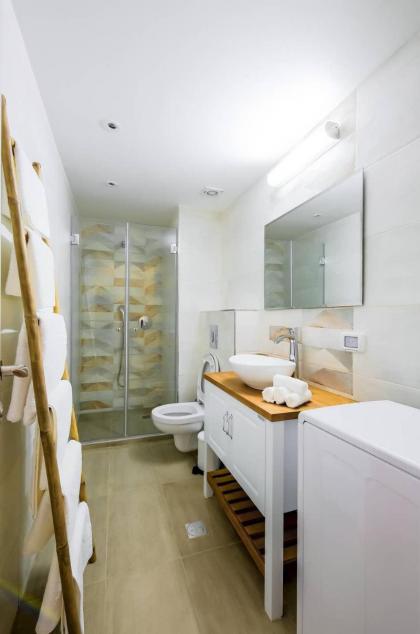 Two bedrooms apartment balcony by House of Palm - image 8