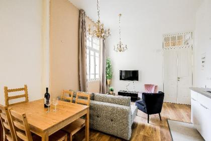 Two bedrooms apartment balcony by House of Palm