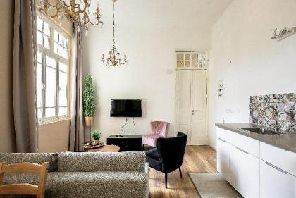 Two bedrooms apartment balcony by House of Palm - image 3