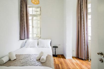 Two bedrooms apartment balcony by House of Palm - image 9