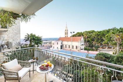 Deluxe 2-Bedroom Jaffa Dreams with Pool & Parking - image 1