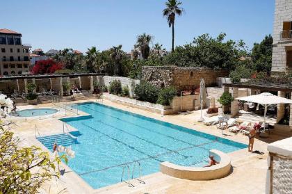 Deluxe 2-Bedroom Jaffa Dreams with Pool & Parking - image 11