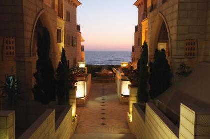 Deluxe 2-Bedroom Jaffa Dreams with Pool & Parking - image 15