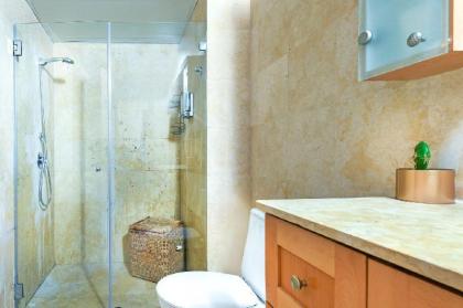 Deluxe 2-Bedroom Jaffa Dreams with Pool & Parking - image 16