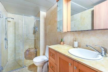 Deluxe 2-Bedroom Jaffa Dreams with Pool & Parking - image 17