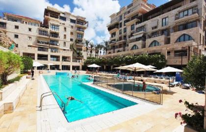 Deluxe 2-Bedroom Jaffa Dreams with Pool & Parking - image 2