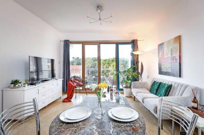 Deluxe 2-Bedroom Jaffa Dreams with Pool & Parking - image 20