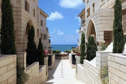 Deluxe 2-Bedroom Jaffa Dreams with Pool & Parking - image 5