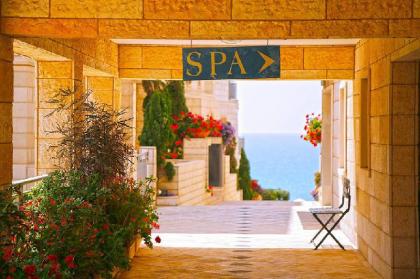 Deluxe 2-Bedroom Jaffa Dreams with Pool & Parking - image 6