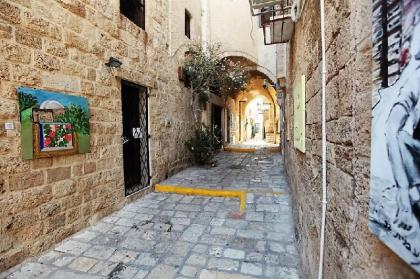 Deluxe 2-Bedroom Jaffa Dreams with Pool & Parking - image 7