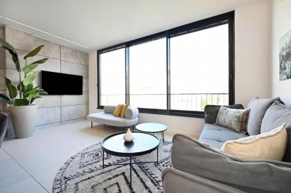Design 3BR in TLV center by HolyGuest