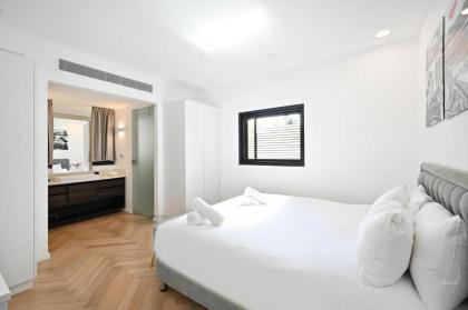 Design 3BR in TLV center by HolyGuest - image 12