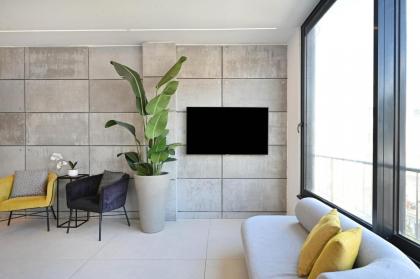 Design 3BR in TLV center by HolyGuest - image 3