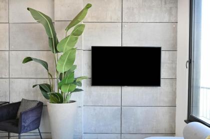Design 3BR in TLV center by HolyGuest - image 4