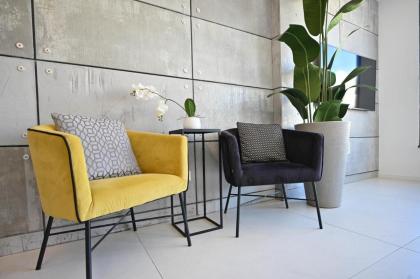 Design 3BR in TLV center by HolyGuest - image 6