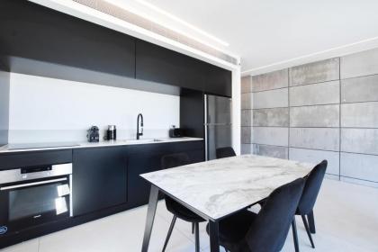Design 3BR in TLV center by HolyGuest - image 7