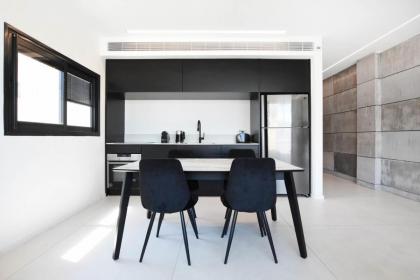 Design 3BR in TLV center by HolyGuest - image 8