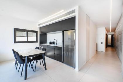 Design 3BR in TLV center by HolyGuest - image 9