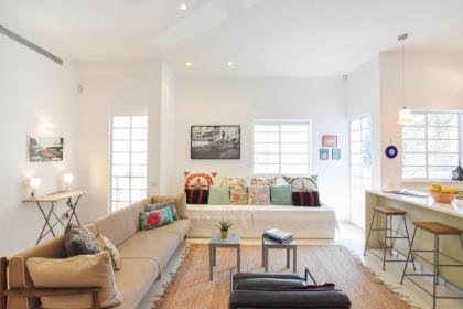 Spacious 3-BR Apartment by HolyGuest - image 2
