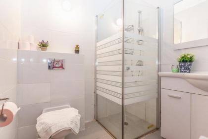 TLV Down Town nice one bedroom apartment with shelter - image 8