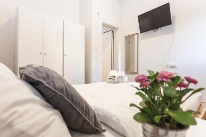 TLV Down Town nice one bedroom apartment with shelter - image 9