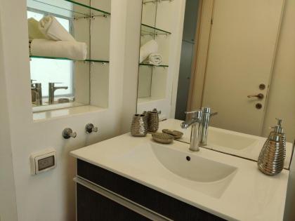 2BDR Holiday Home by Mezizim Beach and TLV Port! - image 10