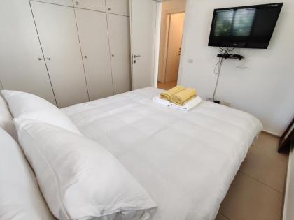 2BDR Holiday Home by Mezizim Beach and TLV Port! - image 11