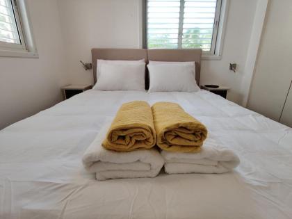 2BDR Holiday Home by Mezizim Beach and TLV Port! - image 12