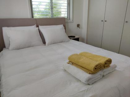 2BDR Holiday Home by Mezizim Beach and TLV Port! - image 14