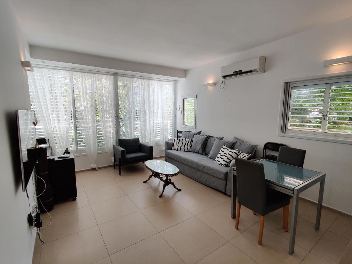 2BDR Holiday Home by Mezizim Beach and TLV Port! - image 2