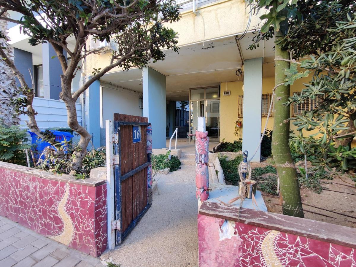 2BDR Holiday Home by Mezizim Beach and TLV Port! - image 7