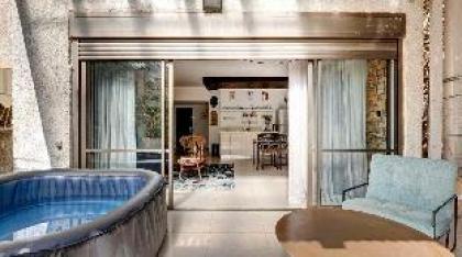 Hilton beachfront flat up to 6 with a jacuzzi
