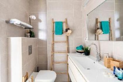 Beautifully designedclassy & homey flat in TLV - image 11