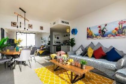 Beautifully designedclassy & homey flat in TLV - image 3