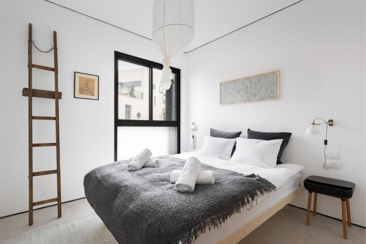 Elegant 2BR Apartment with Balcony & Mamad in Jaffa by Sea N' Rent - image 2