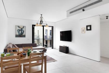Elegant 2BR Apartment with Balcony & Mamad in Jaffa by Sea N' Rent - image 3