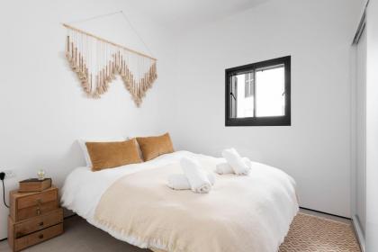 Elegant 2BR Apartment with Balcony & Mamad in Jaffa by Sea N' Rent - image 4