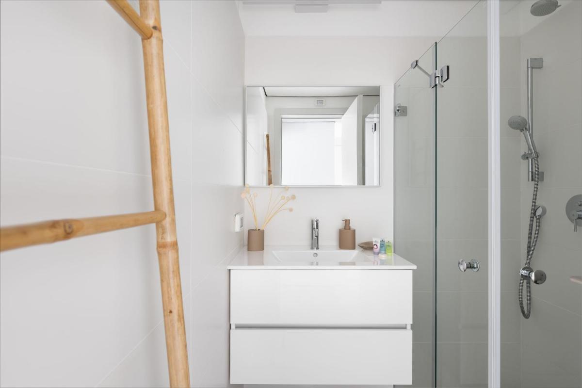 Elegant 2BR Apartment with Balcony & Mamad in Jaffa by Sea N' Rent - image 6