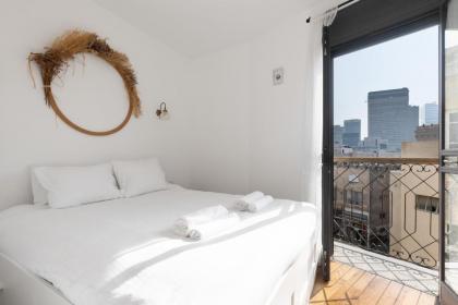 Elegant Apartment w Balcony & Mamad in Heart of Tel Aviv by Sea N' Rent - image 3