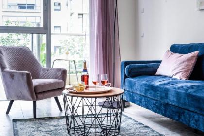 Charming 1BR Apt w Balcony In the Heart of TLV by Sea N' Rent - image 2