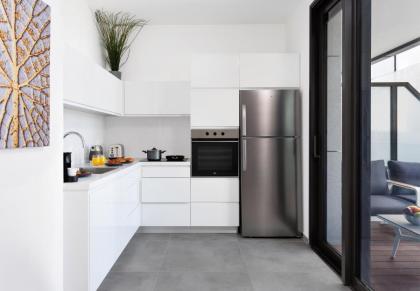 Stylish 2 BR Steps from the Beach by HolyGuest - image 4
