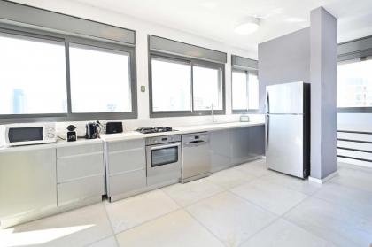 Beautiful 4BR Penthouse in Sheinkin street by HolyGuest - image 9