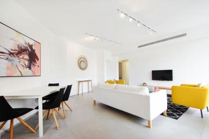 Sunflower 2BR in Dizengoff by HolyGuest