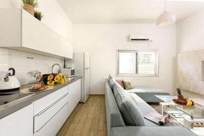 Stylish 3BR Apt w Balcony 5 min Walk from Beach by Sea N' Rent - image 13