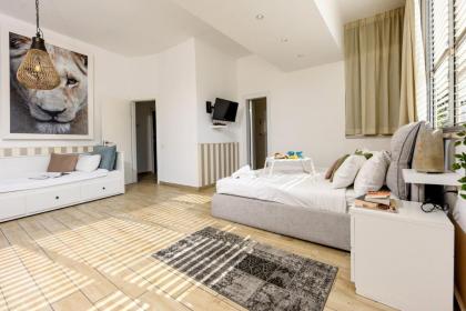 Stylish 3BR Apt w Balcony 5 min Walk from Beach by Sea N' Rent - image 7